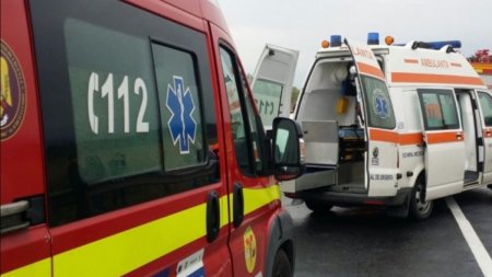 Accident grav, intre un autocar si o masina, in satul Harlesti <span style='background:#EDF514'>DIN BACAU</span>. Planul Rosu de Interventie a fost activat