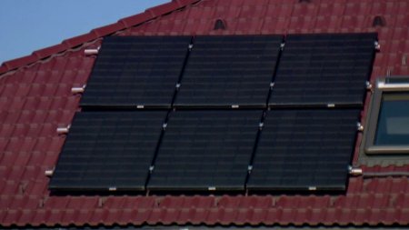 Cei care au sisteme fotovoltaice vor fi obligati sa-si instaleze si capacitati de stocare. Ce vor pati cei care nu respecta