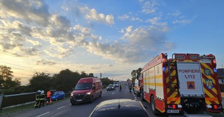 Accident grav in judetul Bacau. Un autocar cu 20 de pasageri s-a ciocnit cu o masina: 3 persoane inconstiente FOTO