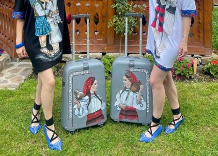 Opincile traditionale, moda anului! Gemenele Suzana si Daciana Vlad imbina folclorul cu o afacere folclorica de succes