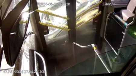 Momente de groaza pentru pasagerii unui autobuz din Iasi. O masina a lovit puternic vehiculul in care se aflau