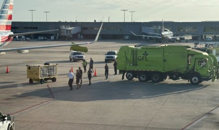 O masina de gunoi a intrat intr-un avion Boeing al companiei American Airlines, pe aeroportul din Greensboro: S-a simtit ca un cutremur