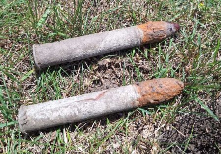 Munitie de razboi, descoperita pe malul unui rau din Romania. Elementele erau neexplodate