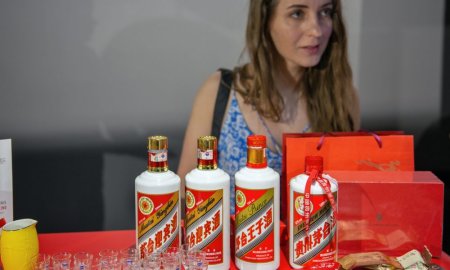 Producatorii de lichior chinezesc baijiu modifica reteta bauturii pentru a atrage clienti din Occident