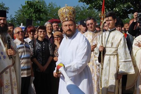 Opt ani de inchisoare pentru fostul episcop de Husi, Corneliu Onila, dupa ce a violat mai multi elevi de la seminarul ortodox. Reactia Episcopiei