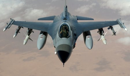 Romania isi securizeaza spatiul aerian. Trei aeronave F-16 din Norvegia au sosit la Campia Turzii