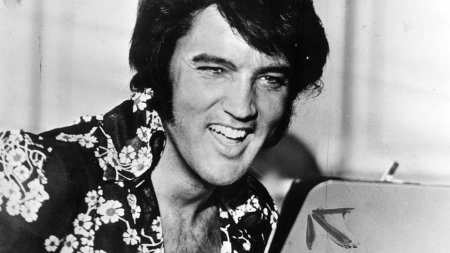 Pantofii albastri din piele intoarsa ai lui <span style='background:#EDF514'>ELVIS PRESLEY</span>, scosi la licitatie. Suma incredibila pentru care au fost vanduti