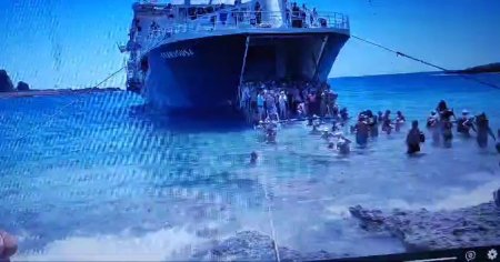 Surpriza neplacuta pentru un grup de turisti romani in Grecia: au fost coborati din feribot direct in apa adanca: Copiii s-au speriat VIDEO