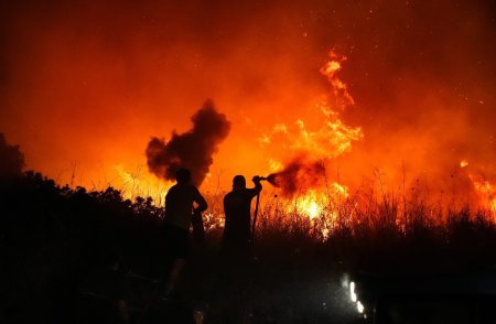 Incendiu de vegetatie de amploare, in apropiere de statiunea <span style='background:#EDF514'>KUSADASI</span>, unde se afla si turisti romani