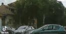 Imagini incredibile la Oradea, cu o masina fara sofer care traverseaza 4 <span style='background:#EDF514'>BENZI</span> si ajunge fix in singurul loc liber de parcare | VIDEO