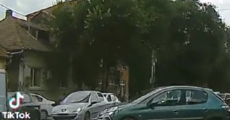 Imagini incredibile la Oradea, cu o masina fara sofer care traverseaza 4 benzi si ajunge fix in singurul loc liber de parcare | VIDEO