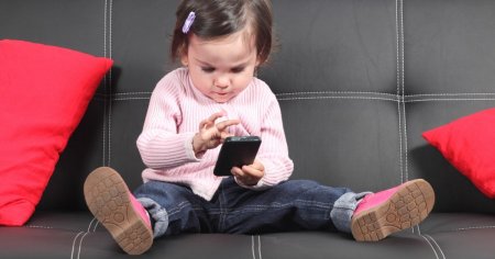 Greseala pe care o fac parintii atunci cand ofera copiilor telefoane pentru a le calma crizele de furie: Nu vor invata sa isi regleze singuri emotiile