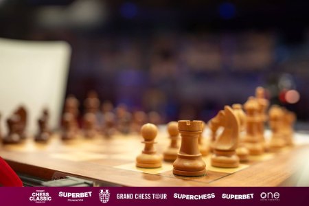 A patra runda de confruntari de la Superbet Chess Classic Romania 2024    s-a incheiat cu doua victorii si trei remize