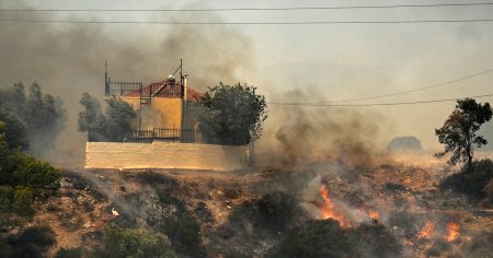 Incendiile de padure se apropie de Atena. Pompierii se lupta sa tina situatia sub control VIDEO