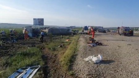 Cinci oameni, dintre care doi copii, au murit pe loc intr-un accident, dupa ce o cisterna si o masina s-au ciocnit pe un drum din Suceava