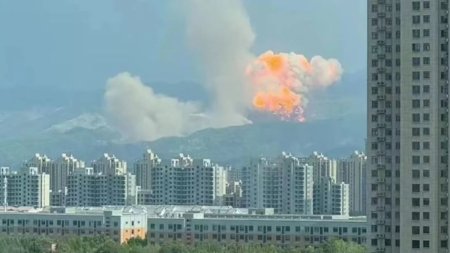 Momentul in care o racheta se prabuseste, dupa o lansare accidentala, la marginea unui oras din China