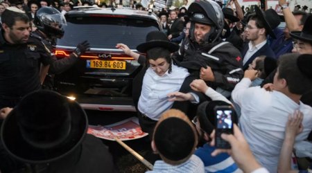 Chemati sa faca armata, ultra-ortodocsii israelieni au iesit in strada. Ciocniri si cinci <span style='background:#EDF514'>ARESTARI</span>