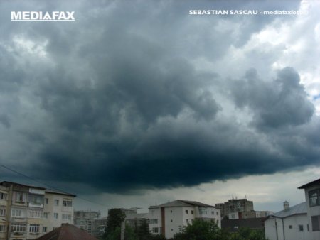 Canicula si furtuni in Romania. Coduri galbene emise de meteorologi