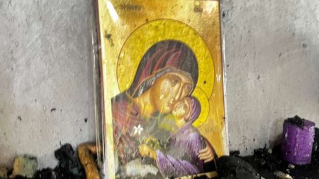 O icoana cu Maica Domnului a ramas intacta, dupa un incendiu care a distrus o vila cu trei apartamente din Neamt