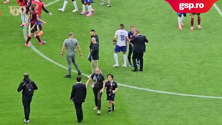 Franta - Belgia. Un copil a reusit sa intre pe teren si sa faca poze Kylian Mbappe, cum a reactionat fotbalistul