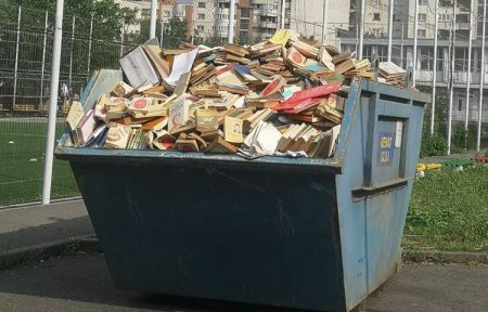 Barbarie: Sute de carti aruncate la gunoi la o scoala din Cluj-Napoca