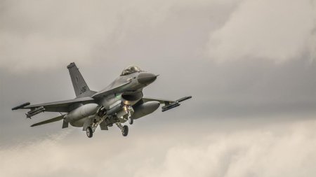Olanda incepe livrarile de F-16 catre Ucraina