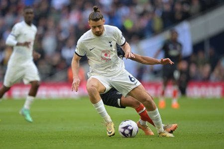 Tottenham, afacere de 50 de milioane de lire sterline cu Leeds United » Un potential concurent pentru Radu Dragusin a fost cedat