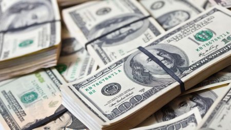 Dolarul american creste, pe fondul speculatiilor privind o posibila revenire a lui Trump la Casa Alba