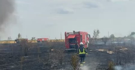 Trei hectare de miriste, parjolite de foc la Popesti-Leordeni. O masina de pompieri, afectata de flacari, autoritatile au emis mesaj Ro-Alert VIDEO