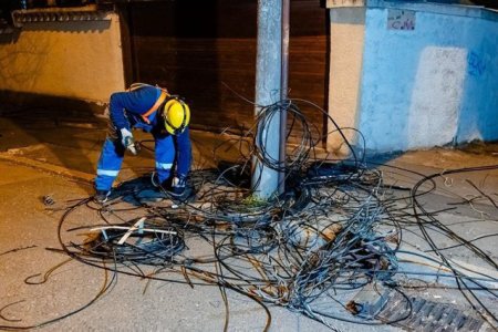 Inca 100 de kilometri de cabluri aeriene de telecomunicatii, dezafectate in Capitala