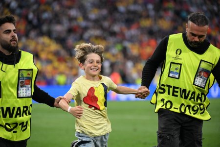 Un copil cu steagul Romaniei pe piept a intrat pe teren la meciul cu Olanda, din 