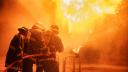 Incendiu violent, cu degajari mari de fum, in Bucuresti. Zeci de persoane au fost evacuate, iar trei au ajuns la spital