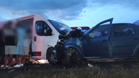 Trei oameni au murit si alti cinci sunt raniti, dupa ce o masina a intrat intr-o autoutilitara, pe DN 6