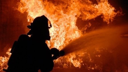 Incendiu pe strada Voiosiei din Capitala. Trei persoane, duse la spital