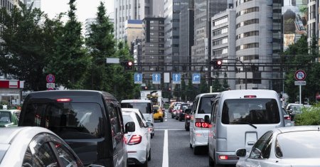 O <span style='background:#EDF514'>SCHELA</span> de pe un bloc turn din Capitala sta sa cada. Traficul in zona este blocat