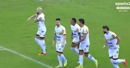 Unic in fotbal: au marcat fara sa atinga vreodata mingea. Au<span style='background:#EDF514'>TOGO</span>lul anului, in Brazilia. VIDEO