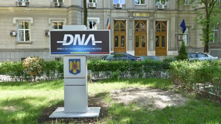 Prins in flagrant de <span style='background:#EDF514'>DNA I</span>n Bucuresti cand lua 70.000 de euro spaga pentru un aviz. Ce s-a intamplat