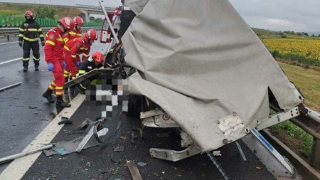 Un sofer si-a gasit sfarsitul pe Autostrada Sibiu-Deva. S-a oprit pe banda de urgenta si a fost <span style='background:#EDF514'>SPULBERAT</span> de un camion