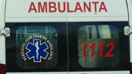 Un microbuz cu 8 persoane si un autoturism s-au ciocnit intr-o localitate din Harghita. Doua victime, transportate la spital