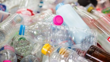 Sticlele de plastic cu capac atasat au devenit obligatorii. Ce patesc comerciantii care mai vand stocuri vechi