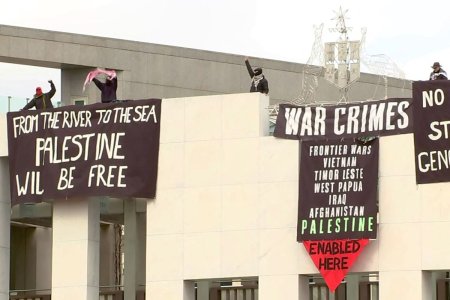 Manifestanti pro-palestinieni s-au urcat pe acoperisul Parlamentului Australiei pentru a desfasura bannere impotriva razboiului din Gaza