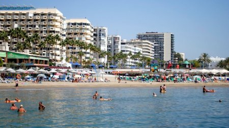 Autoritatile locale au retras planul de a amenda persoanele care urineaza in mare, pe una din cele mai vizitate insule din Spania