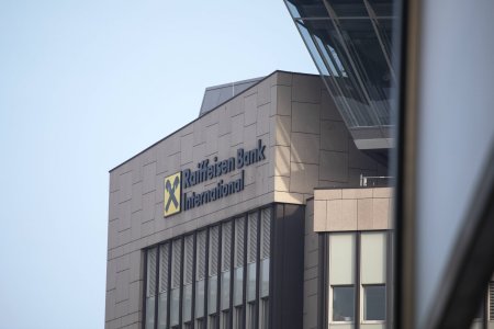 Raiffeisen Bank International, amenintata de SUA cu taierea accesului la dolari, din cauza afacerilor din Rusia. Masura ar duce la colapsul bancii: 