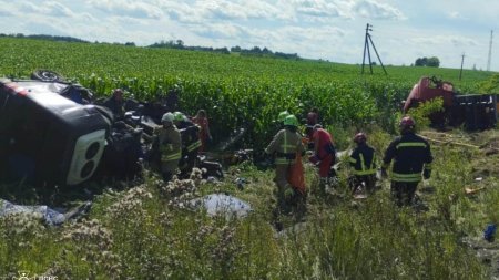 Accident grav in Ucraina. 14 oameni au murit, dupa ce o cisterna a intrat intr-un mic<span style='background:#EDF514'>ROBU</span>z