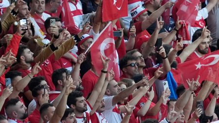 Sa<span style='background:#EDF514'>LUTU</span>l lupului. Suporterii turci au facut semnul Lupilor Gri la meciul cu Olanda, gestul controversat pentru care Demiral a fost suspendat de UEFA
