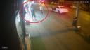 Un barbat a fost injunghiat pe o strada din Bucuresti, in urma unui scandal. Scenele socante au fost surprinse de camere