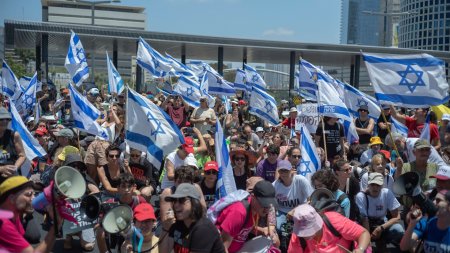Mii de oameni, din nou in strada in Israel pentru a cere un acord pentru eliberarea ostaticilor <span style='background:#EDF514'>DETINUTI</span> in Gaza | FOTO