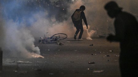 Atac cu <span style='background:#EDF514'>COCKTAIL</span> Molotov in Franta, dupa alegerile legislative. Un politist a fost grav ranit la Nantes