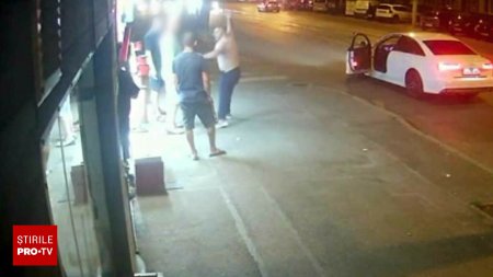 Momentul in care barbatul din Bucuresti a fost injunghiat in fata unui magazin. <span style='background:#EDF514'>AGRESOR</span>ul a coborat din masina si l-a atacat