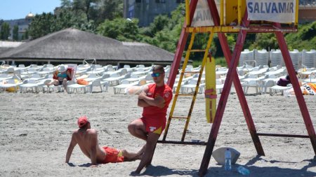 Sezonul estival. Peste 100 de salvamari si personal de prim ajutor, pe plajele din Constanta si Mamaia